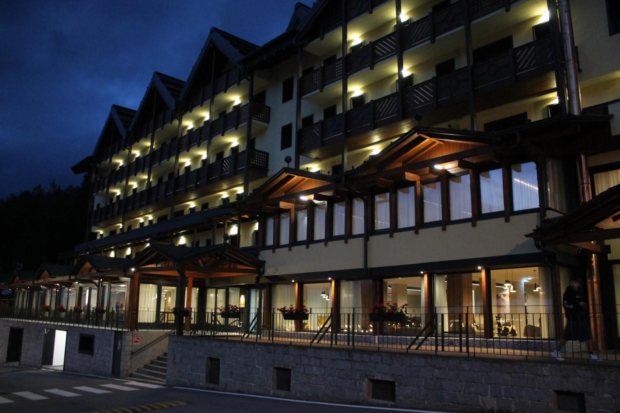 Armon Greenblu Hotel & Wellness Folgarida Exterior photo